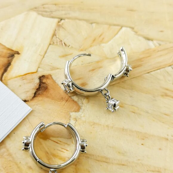 NEW Kendra Scott Joelle White Crystal Earrings Silver - Picture 3 of 3